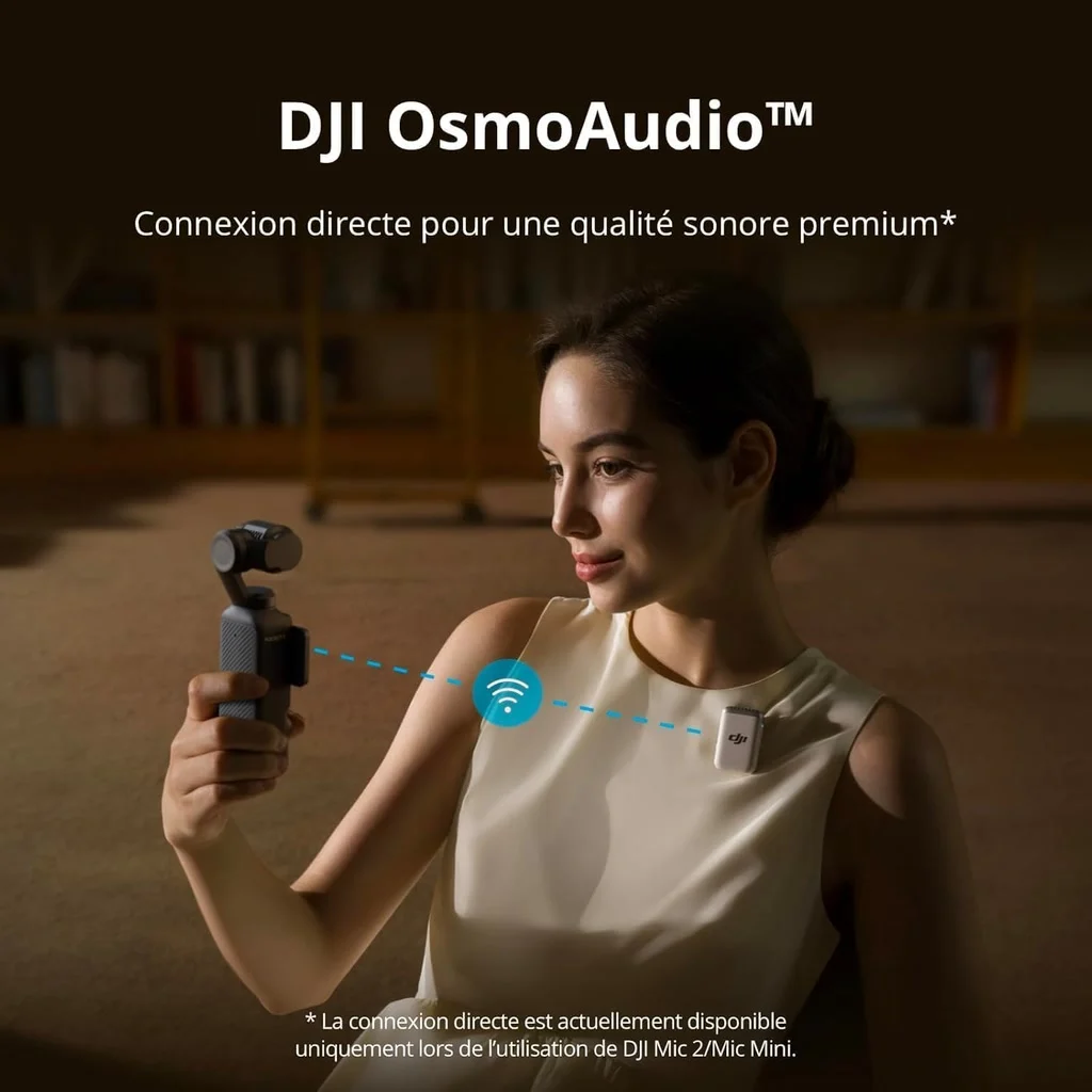 Une femme se filme en parlant avec la DJI Osmo Pocket 3 reliée à un micro sans fil